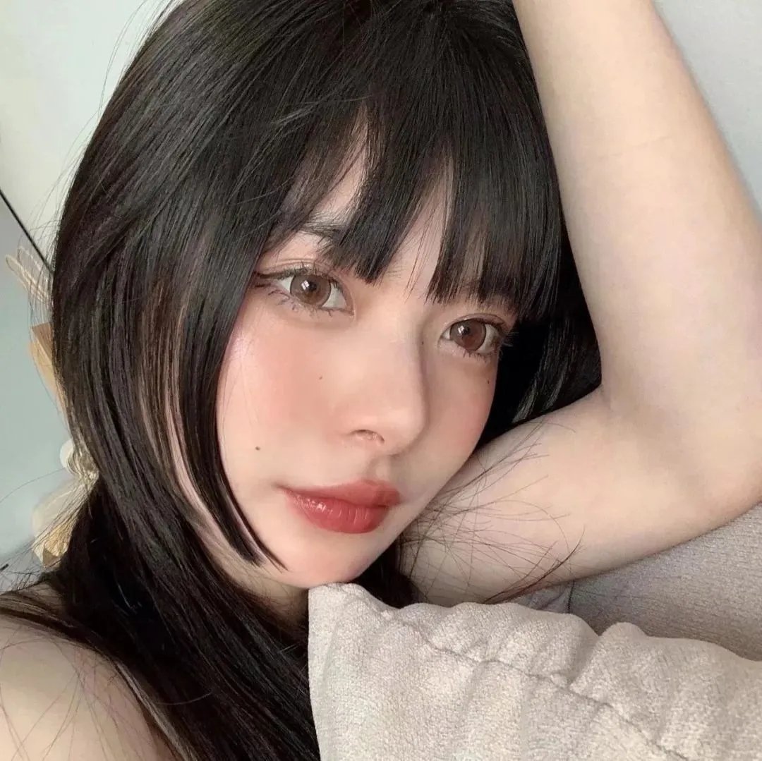 戴脚镣的女孩